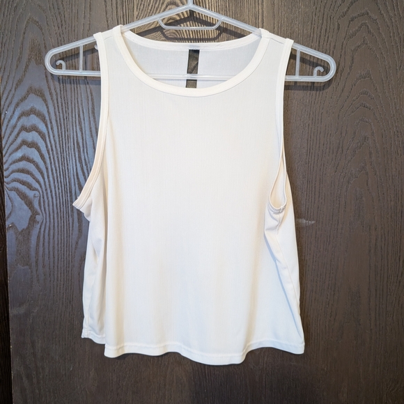 Elegant White Sleeveless Top - Picture 2 of 8